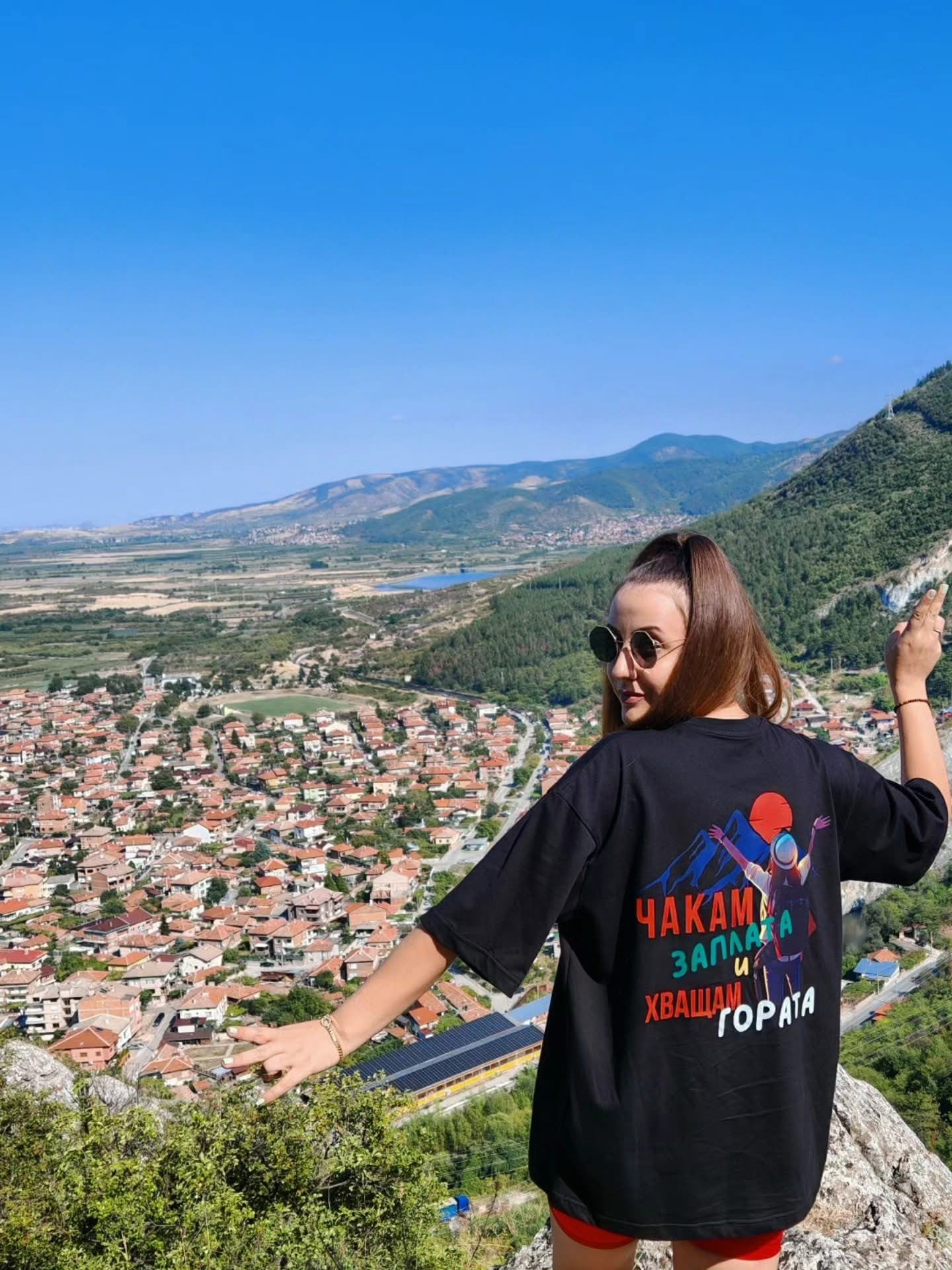Тениска "Чакам заплата и хващам гората"